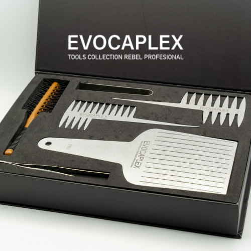 Herramientas imprescindibles para estilistas de élite.
Diseñadas por el campeón del mundo Paco Nogueras y utilizadas por la selección española en campeonatos nacionales e internacionales, las herramientas de la EvocaPlex Tools Collection Rebel Professional combinan precisión, calidad y funcionalidad. Fabricadas en aluminio y metal, destacan por su capacidad de mantenerse frías, generando un contraste único con el cabello caliente para fijar, sellar y dar brillo al instante. Estas herramientas pueden adquirirse por separado o como parte de un elegante estuche que asegura su protección y organización, ideal para los estilistas más exigentes.